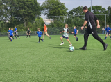 Laatste training S.K.N.W.K. JO10-1 (partijtje tegen de ouders) van woensdag 22 mei 2024 (66/133)